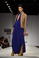 Model walk the ramp for Anand Kabra Show at Wills Lifestyle India Fashion Week 2012 day 1 on 6th Oct 2012 (102).JPG